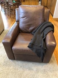 American Leather Electric Recliner (Swivel)