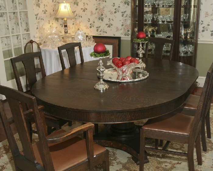 WONDERFUL OAK DINING TABLE TO SEAT 6 - 12 A TOTAL OF 4 LEAVES