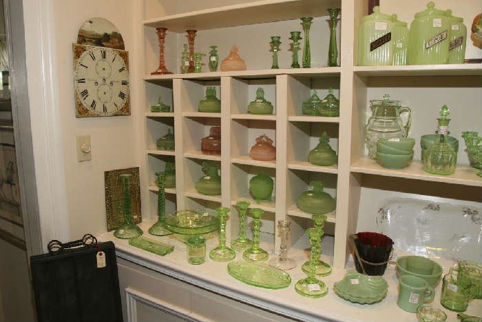 LARGE COLLECTION DEPRESSION GLASS TO INCLUDE GREEN, PINK, CLEAR, BLUE & JADITE