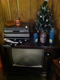 Console t.v., Christmas tree, VCR player
