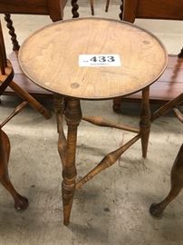 Windsor circular 3-leg table
