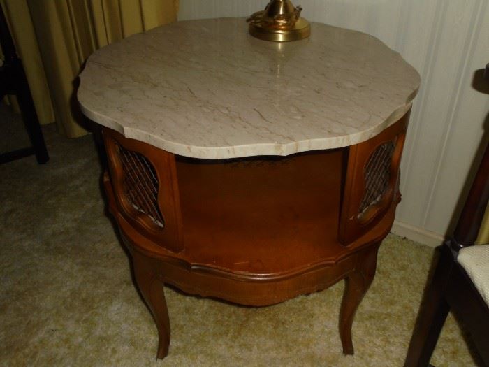 Round French providential  marble top table