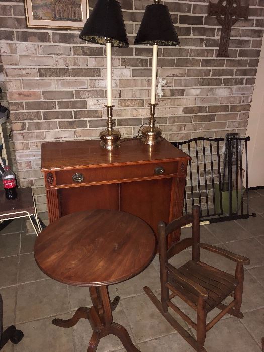 Saginaw Vintage Expand-O-Matic extension dining.   This piece up against brick wall is small space therapy.  Has four leaves / mint condition