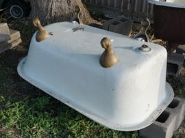 Claw foot tub