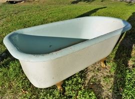 Claw foot tub