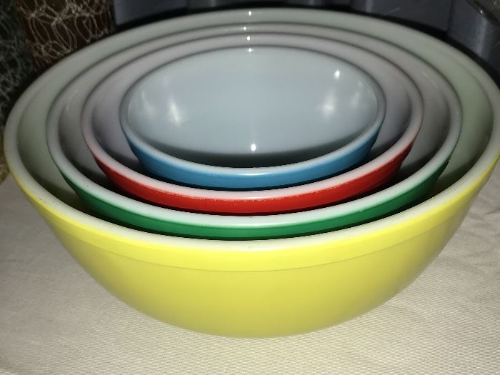 Vintage Pyrex nesting mixing bowls in primary colors
