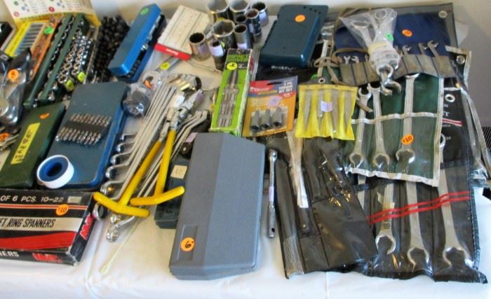 Sockets and socket wrenches