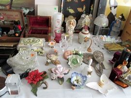 Decorative items, many vintage