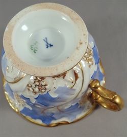 MARKINGS ON ANTIQUE MEISSEN GERMAN PORCELAIN TEACUP WITH BLUE AND GOLD HOLLY LEAF AND BERRY PATTERN