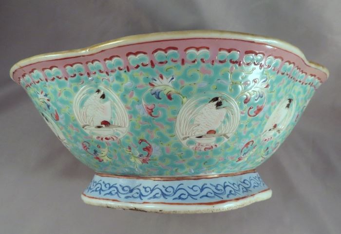 GORGEOUS SIGNED ANTIQUE CHINESE FAMILLE ROSE PORCELAIN BULB OR NARCISSUS LOBED BOWL WITH CRANE DECORATION (SYMBOLIZE LONGEVITY AND GOOD FORTUNE)