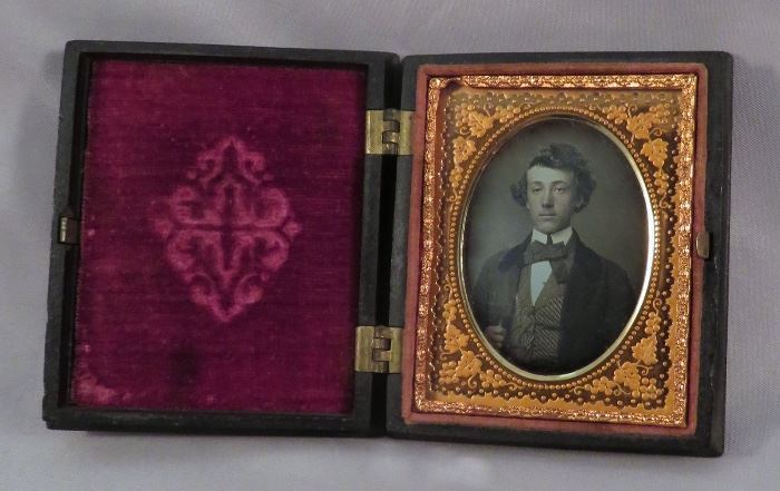 VERY WELL PRESERVED ANTIQUE DEGUERROTYPE IMAGE OF A DISTINGUISHED GENTLEMAN IN AN INTRICATE UNION CASE
