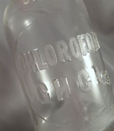 ANTIQUE GLASS CHLOROFORM PHARMACEUTICAL/SURGICAL APOTHECARY BOTTLE