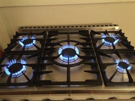 La Cornue, 90 Albertine C9 Model, still within warranty period of the unit. Bought in 2016 from Williams Sonoma. Clean. Functions normally. Estimated remaining two year manufacturer's warranty. 