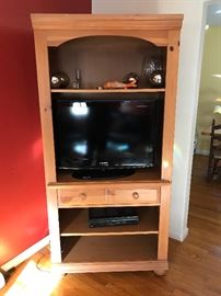 PERFECT CONDITION WITH UPLIGHTING BROYHILL HUTCH $400