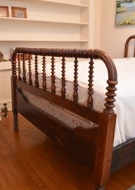 Antique Spindle / Spool Bed