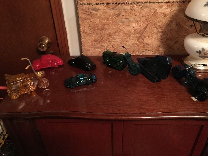 Avon collectibles decanters/cars, motorcycles, VW Beetle, several others. Some in boxes.