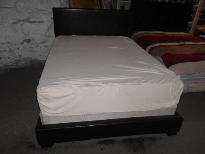 Queen Size Bed Set w Mattress