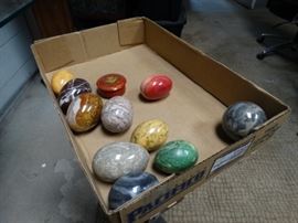 Lot of 10 stone eggs balls