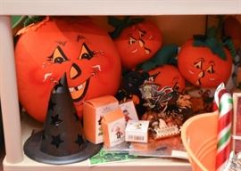 Halloween Decor & Collectibles (Including Jim Shore, Annalee, Boyd's Bears & More)