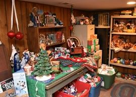 Christmas Decor & Collectibles (including Rowe Pottery, Annalee, Boyds Bears & More)