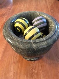 Marble pot with decor balls