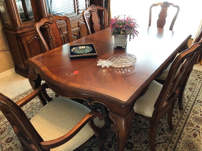 Beautiful dining room set with 6 chairs and matching china cabinet