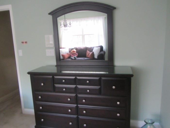 BASSETT BEDROOM SET HAS 6 PIECES AND THE COLOR IS MERLOT-VERY DARK WITH A DEEP BURGANDY  HINT.  LOOKS BLACK TILL YOU GET UPCLOSE. SET TRIPLE DRESSER WITH MIRROR.....