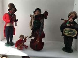 Caroler musicians.