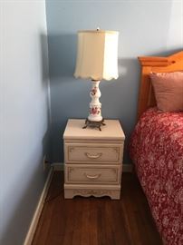 Queen Bedroom Set Pine, Bedding, Nightstand, Lamp, Decorative Pillows