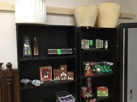 Holiday items, vintage radios