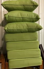 Green cushion set in very good condition.