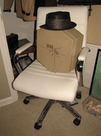 modern chair, Baskin hat