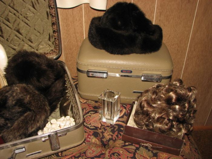 Vintage ladies' hats & luggage