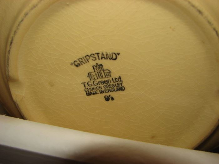 Yellow ware bowl "Gripstand"