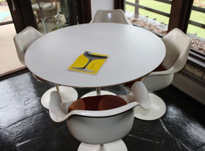 Knoll Pedestal Table & Chairs