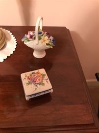 Various porcelain pieces