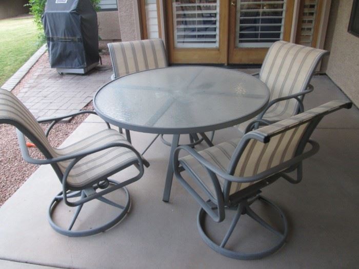 Round Patio Table/4-Chairs
