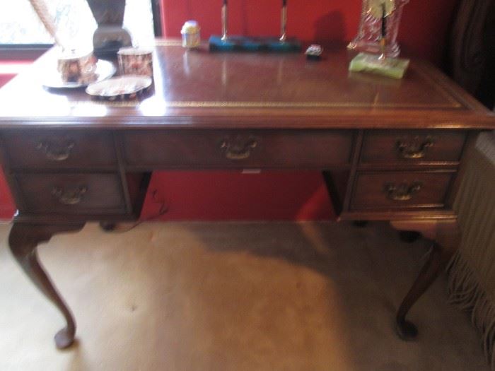 Vintage Traditional-Style Knee-Hole Desk, English Mahogany Finish with Brown Leather Top