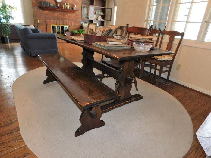 Nice oval cotton rug. Table, bench and chair.