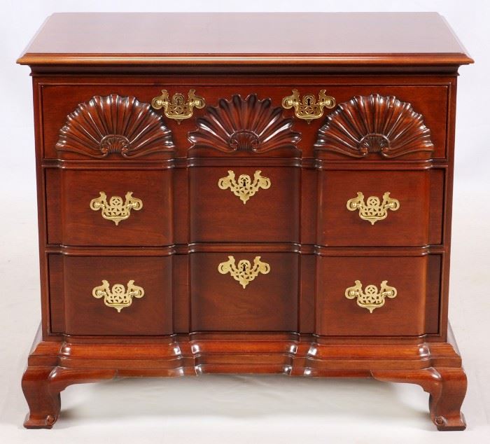 KINDEL, CHIPPENDALE STYLE MAHOGANY BLOCK FRONT CHEST OF DRAWERS, H 32'', W 36'', D 21''
Lot # 1051 
