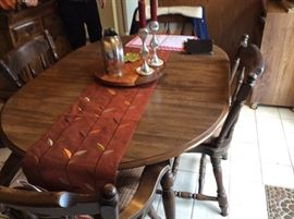 Pristine Pennsylvania House Dining room table + 3 leaves, pads, and 6 chairs.