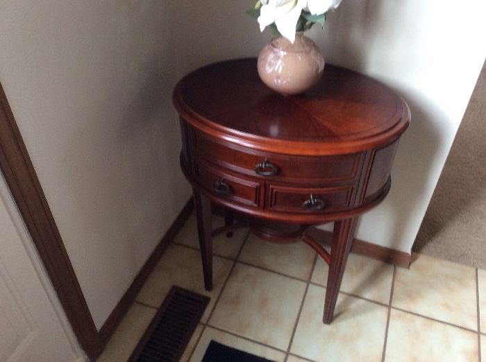 solid wood entrance table in perfect condition