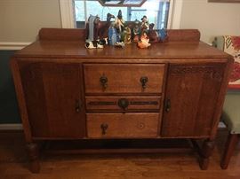 Beautiful antique oak buffet (missing pull is in drawer).