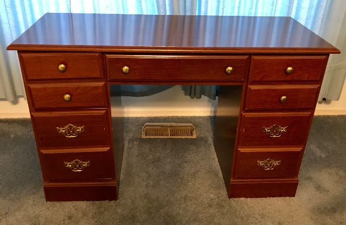 Traditional Style Knee Hole Desk