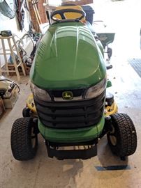 Lawn tractorJohn deere