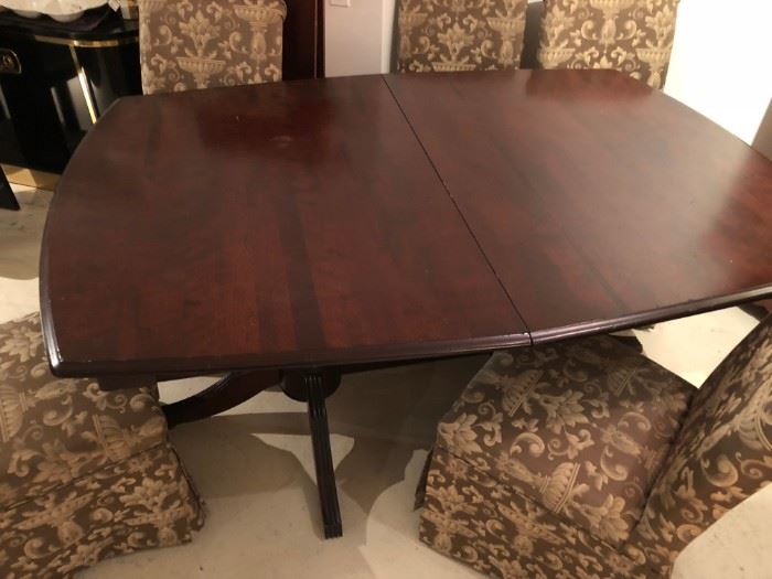 Thomasville mahogany dining table as two leaves and double pedestal base