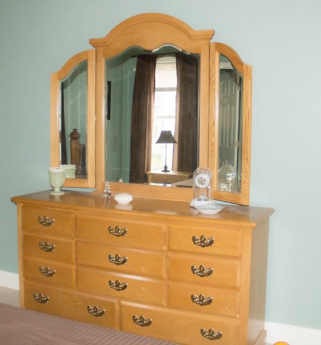 Dresser, 11 drawers trifold beveled mirror
