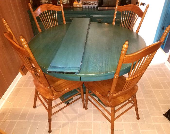 Painted oak pedestal table, two leaves & four sturdy chairs