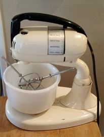 Vintage Dormeyer Meal maker with original beaters and milk glass bowl. Serial # 469935 Very nice find.