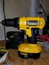 Dealt 18 volt power drill